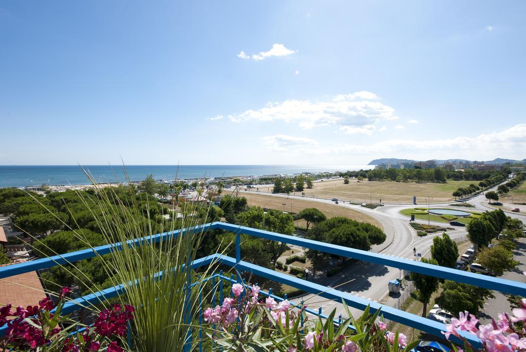 Hotel Capitol Misano Adriatico Ngoại thất bức ảnh
